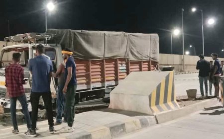 साफ चौड़ी सड़क नींद में हो रही दुर्घटना: ट्रक बुलडोजर से टकराया