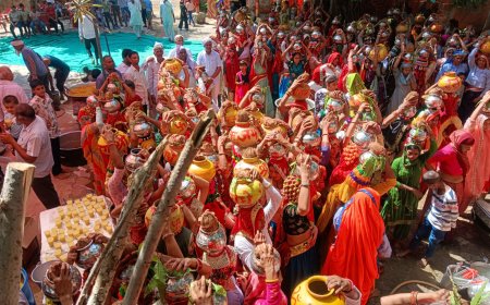 गाजे बाजे एवम जयकारों के साथ निकाली गई कलश यात्रा