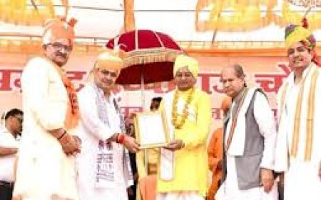 बालाजी ट्रस्ट के सामाजिक सरोकारों के लिए CM ने मेहंदीपुर बालाजी के महंत डॉ नरेशपुरी को अभिनंदन पत्र सौंपा