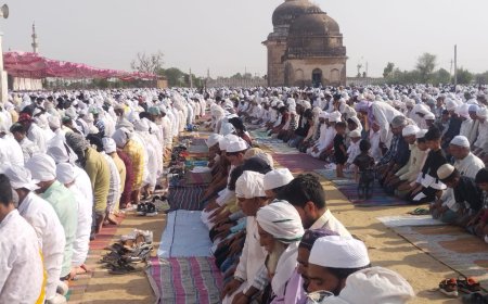 सीकरी ईदगाह पर ईद की नवाज के लिए एक साथ झुके हजारों सर