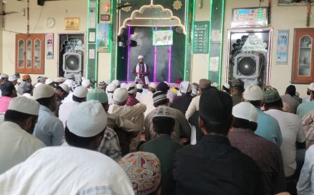  नमाज अदा कर मांगी अमन-चैन की दुआ, गले मिलकर एक-दूसरे को दी मुबारकबाद