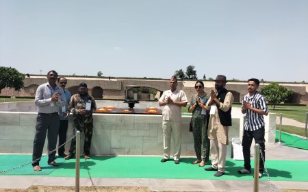 भूटान यात्रा से पहले राजधानी दिल्ली के राजघाट पर राष्ट्रपिता महात्मा गांधी की समाधि के सुरेश मीणा किशोरपुरा ने किए दर्शन