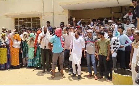 अघोषित विद्युत कटौती से परेशान वाशिंदों ने किया प्रदर्शन