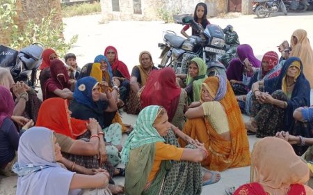 विद्यालय को मर्ज के नाम पर बंद करने पर ग्रामीणों ने शिक्षा मंत्री के नाम सौंपा ज्ञापन