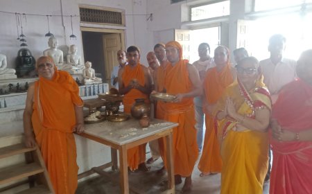 प्राचीन जैन मंदिर के जीर्णोद्धार, का संकल्प श्रीफल श्री जी के चरणों में कियाअर्पित