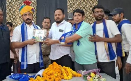 भीम आर्मी कार्यकर्ता ने सांसद एडवोकेट चन्द्रशेखर आजाद को दी बधाई