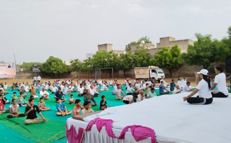 अंतर्राष्ट्रीय योग दिवस पर महिलाओं एवं  पुरुषों ने किया योगा