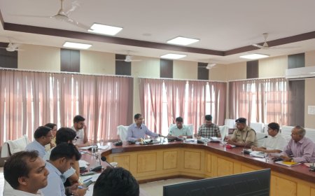 राजस्व अधिकारियों की बैठक आयोजित , अतिक्रमण व अवैध निर्माण के खिलाफ सक्रियता से कार्य करें - डीएम