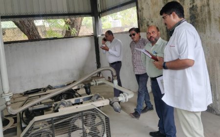 जिला प्रभारी अधिकारी डॉ खान ने सीएससी मे लगे उपकरणों नियमित टीकाकरण का किया निरीक्षण