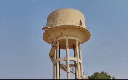 दबंग लोगों से परेशान होकर पीड़ित किसान परिवार चढ़ा आकाशीय पानी की टंकी पर