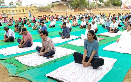 अंतरराष्ट्रीय योग दिवस विद्यालय के खेल मैदान में मनाया गया