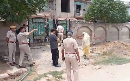 पुलिस टीम पर हमला करने वाले आरोपी का घर निकला अतिक्रमण मे , बुलडोजर एक्शन की तैयारी, पुलिस ने निकाला मन्नाका गांव में फलैग मार्च