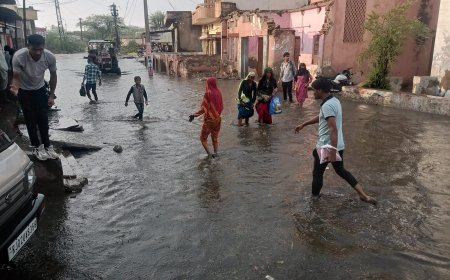 बारिश ने खोली पोल, सड़क पर आया नालियों का पानी