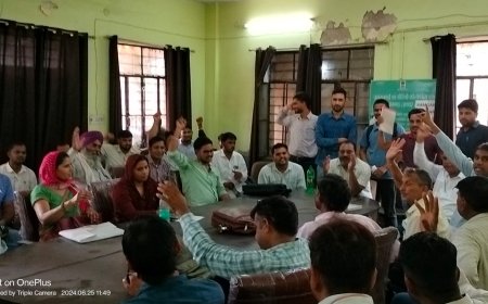 ग्राम विकास अधिकारी के साथ जातिसूचक अपशब्द इस्तेमाल कर मारपीट करने वाले दोषी के खिलाफ कानूनी कार्यवाही ना होने से आक्रोशित वीडीओ और कर्मचारी हुए लामबंध: उग्र प्रदर्शन की दी चेतावनी