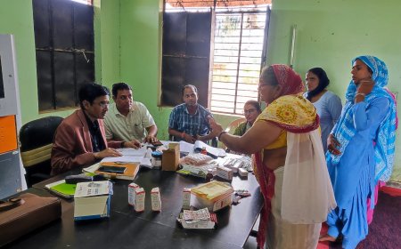 जिला प्रजनन एवं शिशु स्वास्थ्य अधिकारी  ने स्वास्थ्य केंद्र का किया निरीक्षण मिली अनियमितताएं