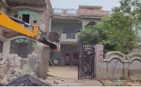 हिस्ट्रीशीटर फिरोज के मकान पर चला बुलडोजर, भारी संख्या में पुलिस जाप्ता और अधिकारी रहे मौजूद
