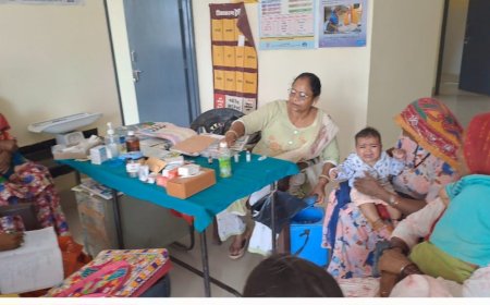 उप स्वास्थ्य केंद्र प्रभारी बिमला सहोता ने गर्भवती महिलाओं की  जांचकर किया टीकाकरण