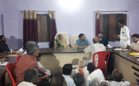 संभागीय आयुक्त ने छौंकरवाडा में रात्रि चौपाल कर सुनी ग्रामीणों की समस्याएं