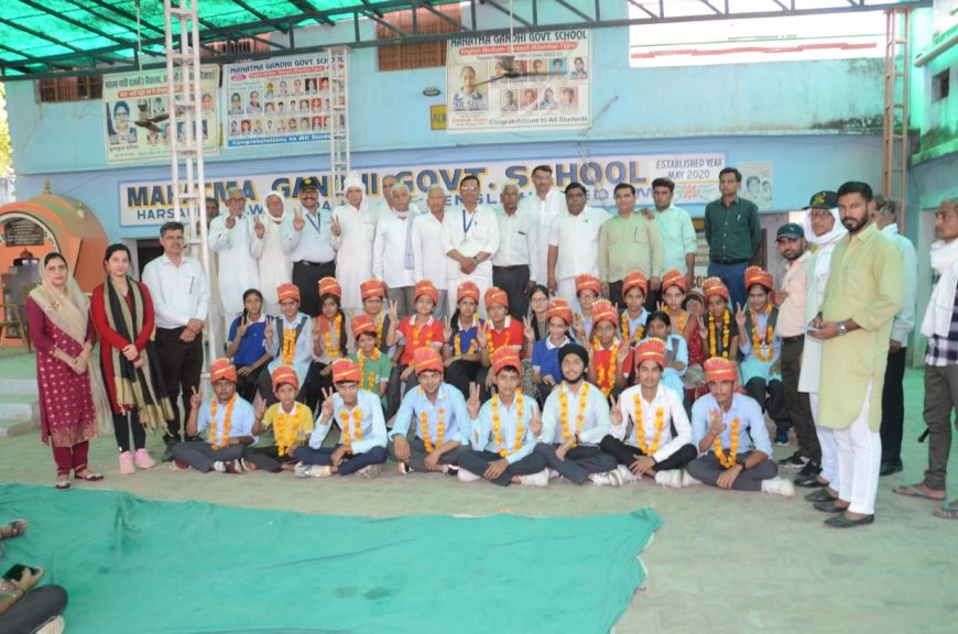महात्मा गांधी राजकीय विद्यालय हरसोली में मेघावी छात्रों का किया सम्मान
