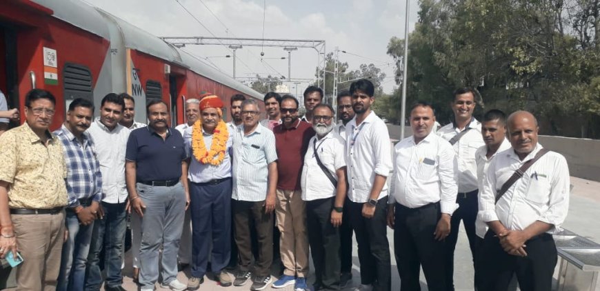 सेवानिवृति पर रेलवे कर्मचारियों ने किया स्वागत