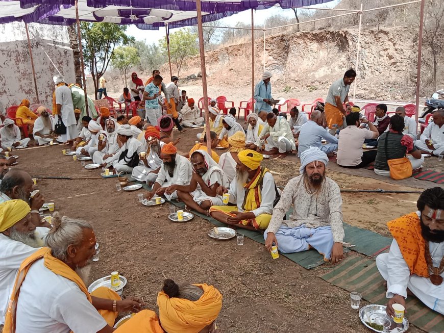 नव कुंडात्मक देवी महायज्ञ के साथ श्रीमद्भागवत कथा संपन्न होने के बाद हुआ भंडारा