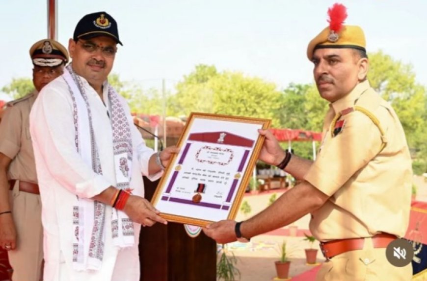 मुख्यमंत्री ने जयप्रकाश धींवा को राष्ट्रपति पुलिस पदक से किया सम्मानित