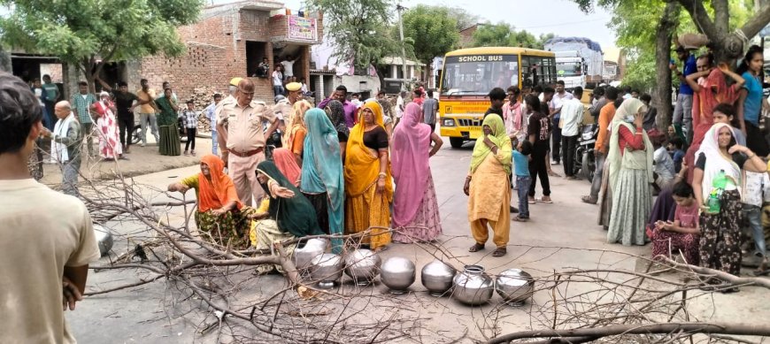 खराब पाइप लाइन बदलने की मांग पर ग्रामीण महिलाओं ने किया एक घंटे एमडीआर 7 रोड़ जाम