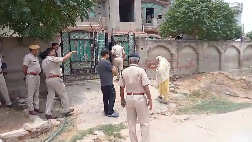 पुलिस टीम पर हमला करने वाले आरोपी का घर निकला अतिक्रमण मे , बुलडोजर एक्शन की तैयारी, पुलिस ने निकाला मन्नाका गांव में फलैग मार्च
