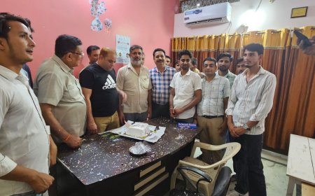 डॉक्टर्स डे पर डॉक्टर दीपक शर्मा का किया सम्मान