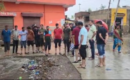 तेज बारिश से दुकानों व सरकारी कार्यालयों में भरा पानी: पानी के निकास को लेकर उपखंड अधिकारी के न मिलने पर, थाना प्रभारी के पास  पहुंचे ग्रामीण