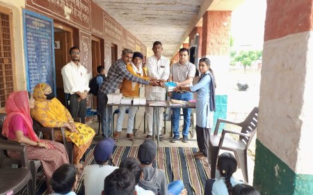 तखतगढ़ महात्मा गांधी इंग्लिश मीडियम विधालय में निःशुल्क पाठ्य पुस्तकें की वितरण