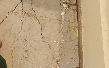 अधिग्रहण से फले ही टूट गई उपस्वास्थ्य केंद्र भवन गेलरी की फर्श: उठी जांच की मांग