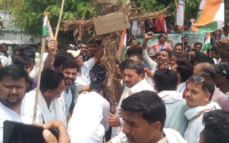 प्रधान निलंबन मामला: कांग्रेस कार्यकर्ताओं ने दिया ज्ञापन, मुख्यमंत्री का जलाया पूतला