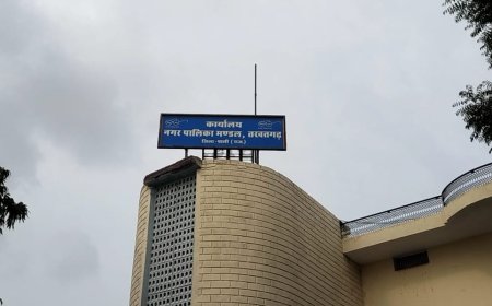 आबादी भूमि में बिल्डिंग लाइन के बाहर किए गए अतिक्रमण को हटाने का आदेश