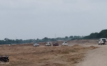 खबर चलने के बाद हरकत में आया प्रशासन, अधिकारियों का लवाजमा देख आनन फानन मे निकालने लगे गाद