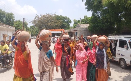 मटकियां लेकर उपखंड कार्यालय पर किया ग्रामीण महिलाओं ने प्रदर्शन, दिया ज्ञापन