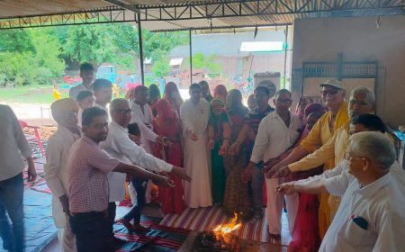 देश की खुशहाली एवं लोक शांति के लिए गायत्री महायज्ञ में अर्पित की आहुतियां