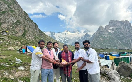 अमरनाथ में डॉक्टर और मेडिकल स्टाफ़ तीर्थयात्रा के समर्पित संरक्षक :नर्सिंग ऑफिसर अनिल सैनी का श्रीफल भेंट कर व साल ओढाकर किया सम्मान