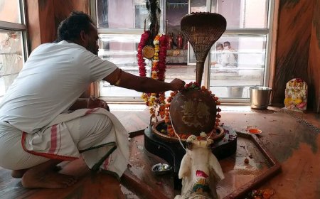 सावन के प्रथम सोमवार को उमड़ी भक्तों की भीड़