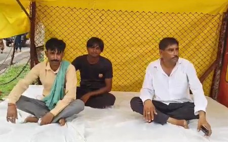 ठेका शर्तों के अनुसार सफाई कराने की मांग को लेकर धरना