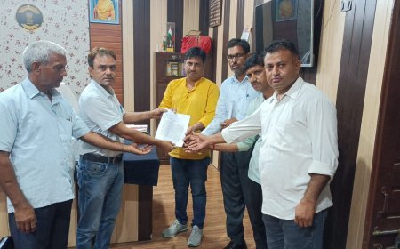 पेड़ों की हो रही अंधाधुंध कटाई रुकवाने की मांग को लेकर वन्य एवं पर्यावरण मंत्री के नाम उप जिला कलक्टर को सौंपा ज्ञापन