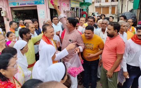 स्वस्ति भूषण माता के नगर में प्रवेश करने पर मुस्लिम समाज के लोगों ने पुष्प वर्षा कर किया स्वागत