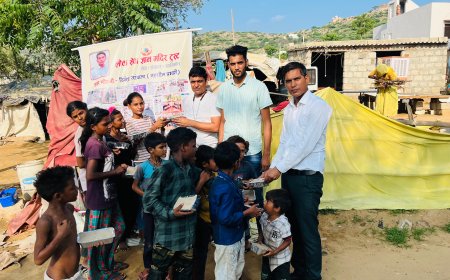 झुग्गी झोपड़ियों में बांटी भोजन सामग्री