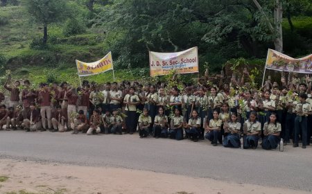 बच्चों ने किया 121छायादार एवं फूलों के पौधों का रोपण