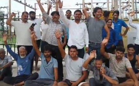 बाघोली मे  2 महीने से हो रही विद्युत कटौती को लेकर जीएसएस के सामने किया विरोध प्रदर्शन