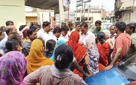 वाह रे प्रशासन : कस्बे की विकास कालोनी में शराब ठेका खोलने के विरोध में नारेबाजी करते हुए किया प्रदर्शन