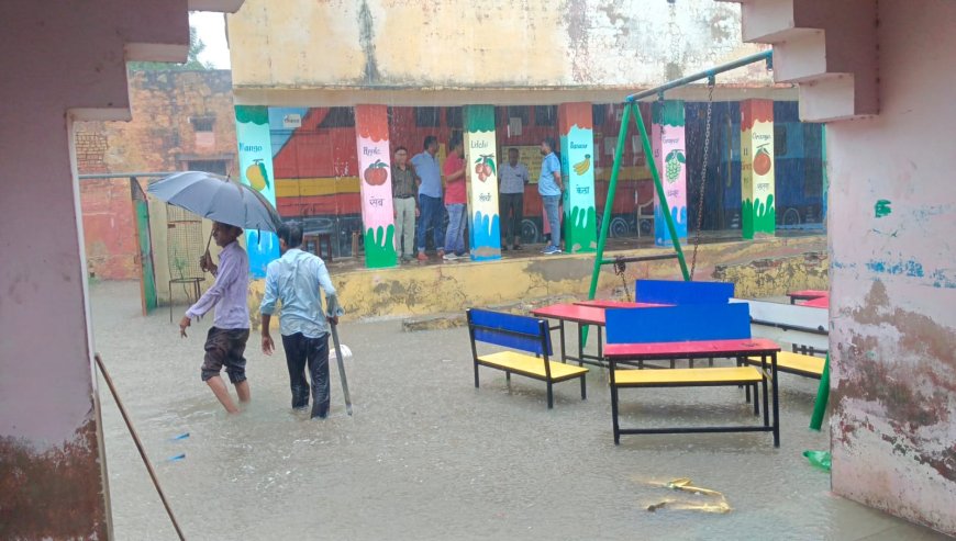 नौगावा मे बालिका विद्यालय के कमरों व परिसर मे भरा पानी