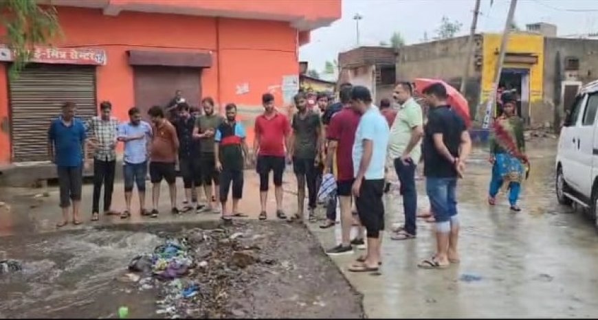 तेज बारिश से दुकानों व सरकारी कार्यालयों में भरा पानी: पानी के निकास को लेकर उपखंड अधिकारी के न मिलने पर, थाना प्रभारी के पास  पहुंचे ग्रामीण