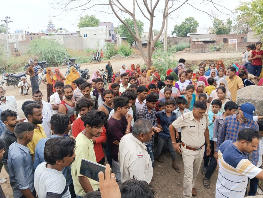 विद्यालय की अव्यवस्थाओं पर ग्रामीणों ने की तालाबंदी, चार शिक्षक एपीओ