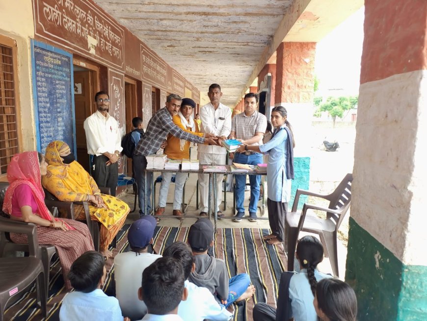 तखतगढ़ महात्मा गांधी इंग्लिश मीडियम विधालय में निःशुल्क पाठ्य पुस्तकें की वितरण